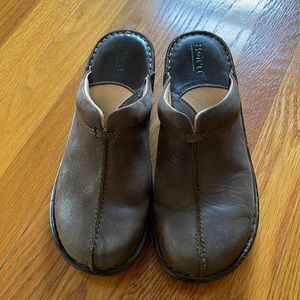 ***MAKE AN OFFER***Born leather mules. Women’s 8. Brown.